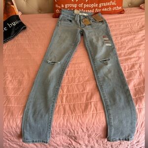 NEW WOMANS LEVI 711 SKINNY JEANS